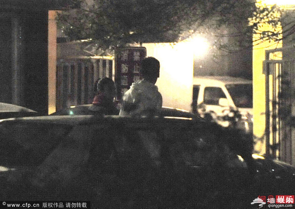 “兽兽”翟凌亮相车展捞金引众人围观[墙根网]