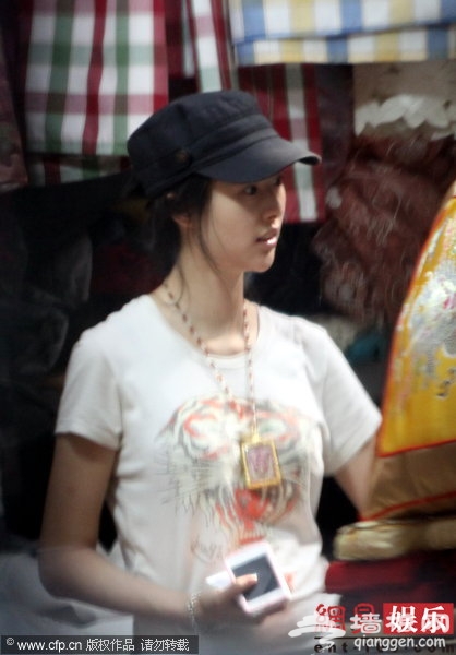 “兽兽”翟凌亮相车展捞金引众人围观[墙根网]