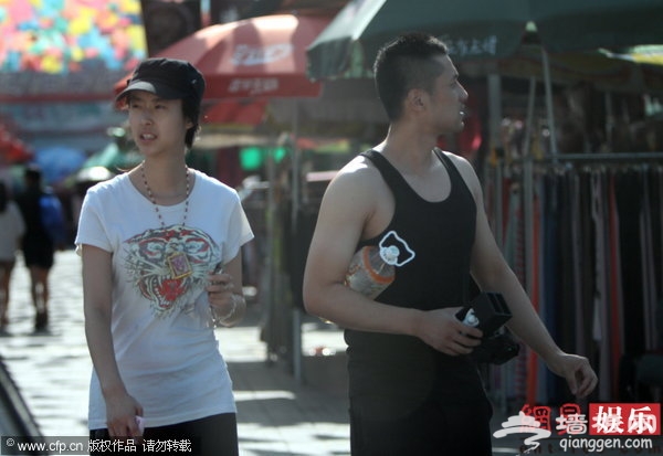 “兽兽”翟凌亮相车展捞金引众人围观[墙根网]