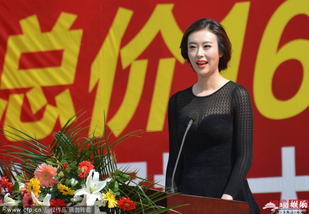 “兽兽”翟凌亮相车展捞金引众人围观[墙根网]