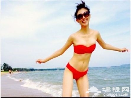“兽兽”翟凌亮相车展捞金引众人围观[墙根网]