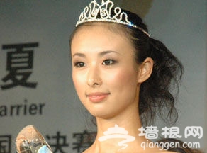 “兽兽”翟凌亮相车展捞金引众人围观[墙根网]
