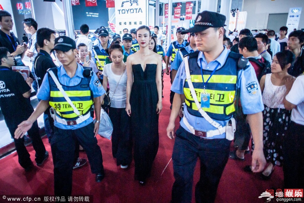 “兽兽”翟凌亮相车展捞金引众人围观[墙根网]