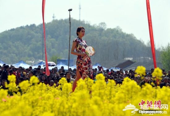 3月26日，湖北远安举办第三届美丽远安油菜花节开幕式。靓丽模特现场走秀，上演了一场乡村T台服装视觉盛宴。