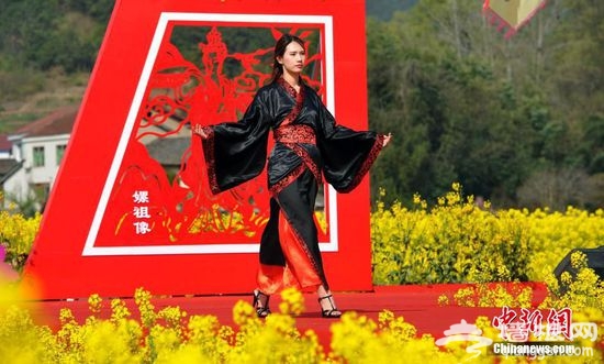 3月26日，湖北远安举办第三届美丽远安油菜花节开幕式。靓丽模特现场走秀，上演了一场乡村T台服装视觉盛宴。