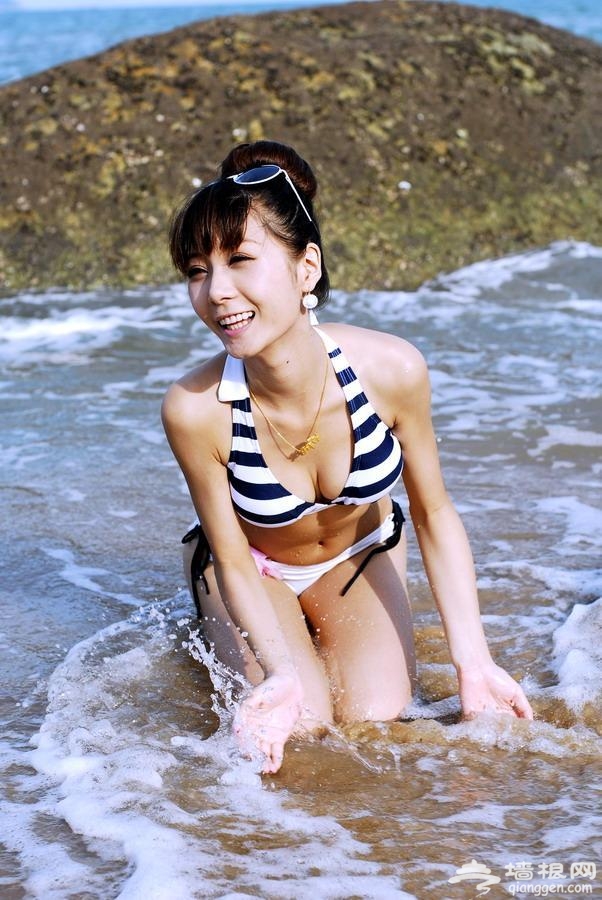 厦门珍珠湾，骨感美女比基尼戏水撒欢[墙根网]