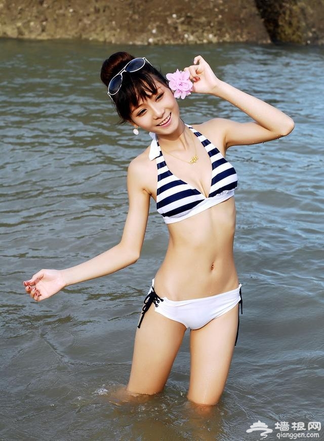 厦门珍珠湾，骨感美女比基尼戏水撒欢[墙根网]