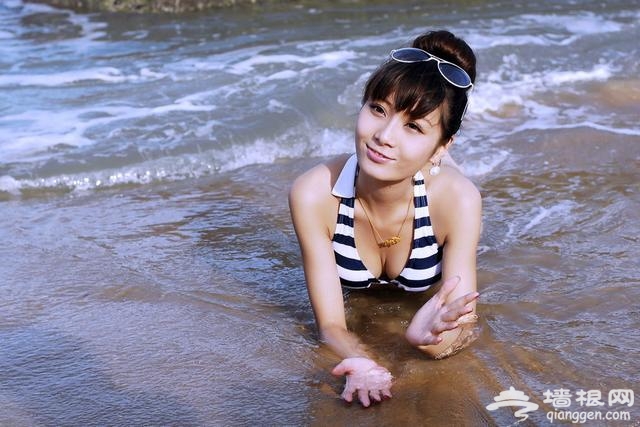 厦门珍珠湾，骨感美女比基尼戏水撒欢[墙根网]