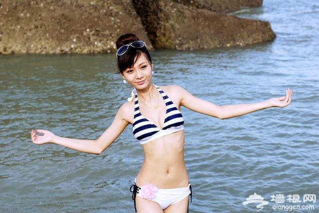 厦门珍珠湾，骨感美女比基尼戏水撒欢[墙根网]