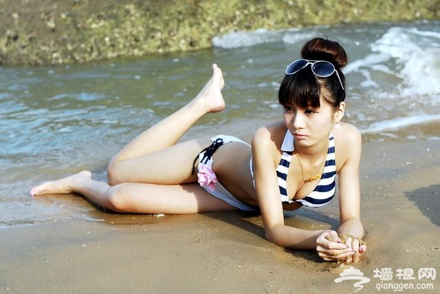 厦门珍珠湾，骨感美女比基尼戏水撒欢[墙根网]