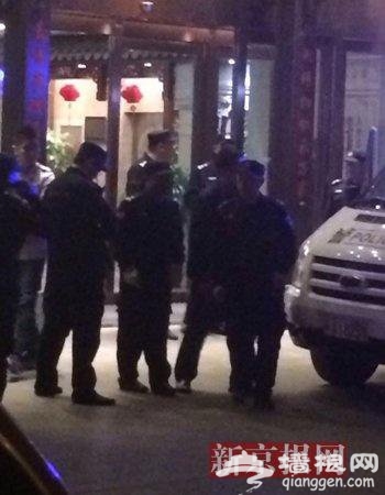 北京警方昨夜围查一家餐厅 带走多名男子