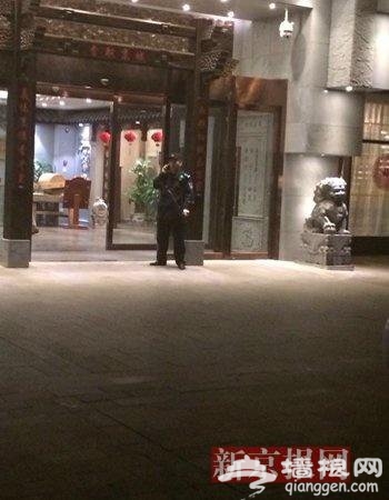北京警方昨夜围查一家餐厅 带走多名男子[墙根网]