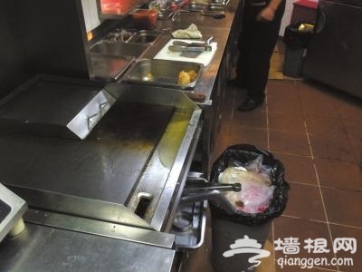 和合谷霄云路店员工做饭和捅垃圾用同一把铲子