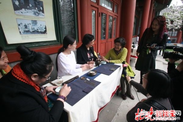 游客参与中华女性传统文化熏香研习互动