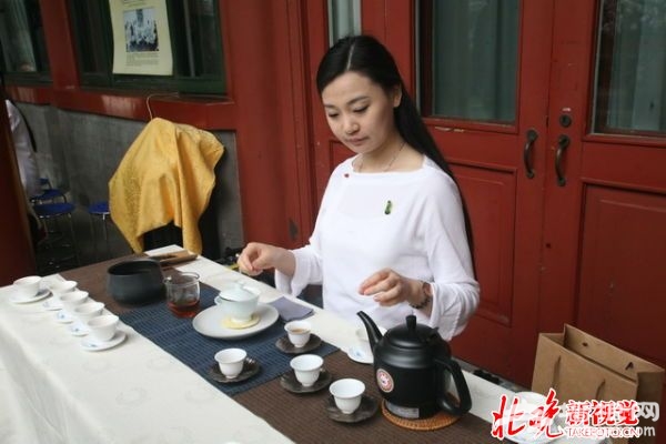 在宋庆龄故居西府内还有茶艺研习班的老师表演茶艺