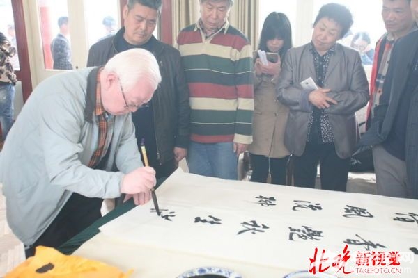 在第七届宋庆龄故居活动开幕式上引得诗词名家诗兴大发，纷纷吟出佳句，书画名家则泼墨挥毫，即兴创作。