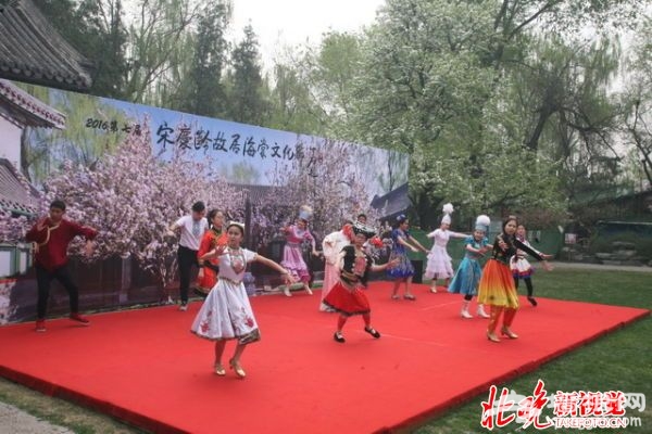 中央民族大学学生身着鲜艳的民族服装载歌载舞