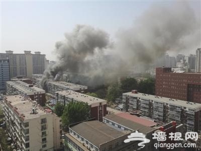 海淀一小区发生爆燃致1死2伤 现场一片狼藉[墙根网]