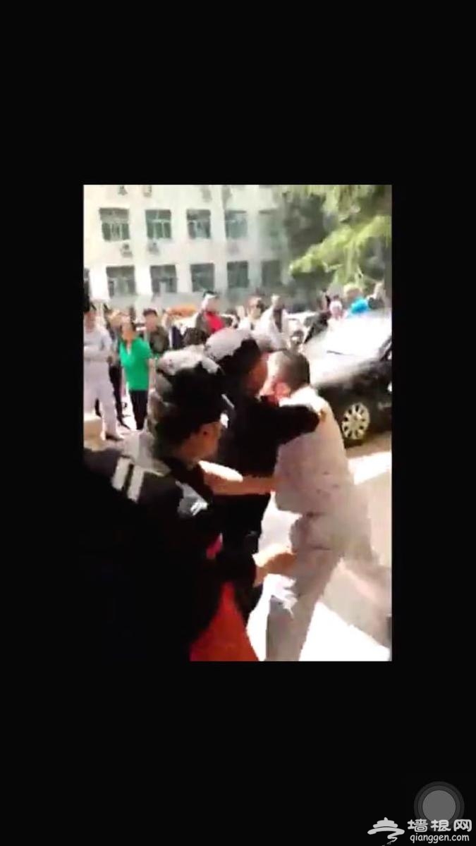 北京一医院保安与120急救人员冲突：车上病人又送回ICU[墙根网]