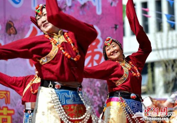 4月23日，拉萨市城关区首届桃花林卡节开幕。