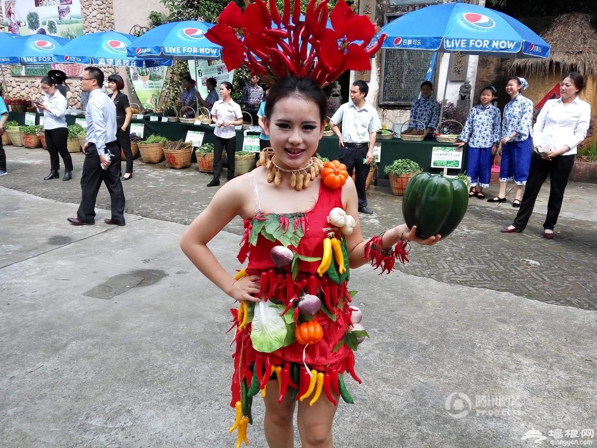 美女穿“野菜装”上街巡游引围观[墙根网]