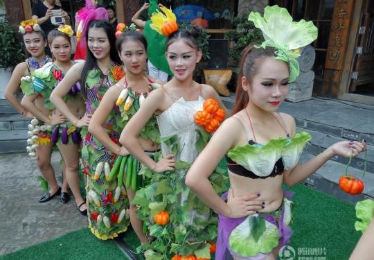 美女穿“野菜装”上街巡游引围观