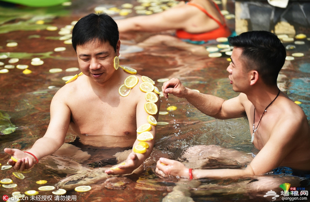 洛阳"水果浴":游客直接吃苹果[墙根网]