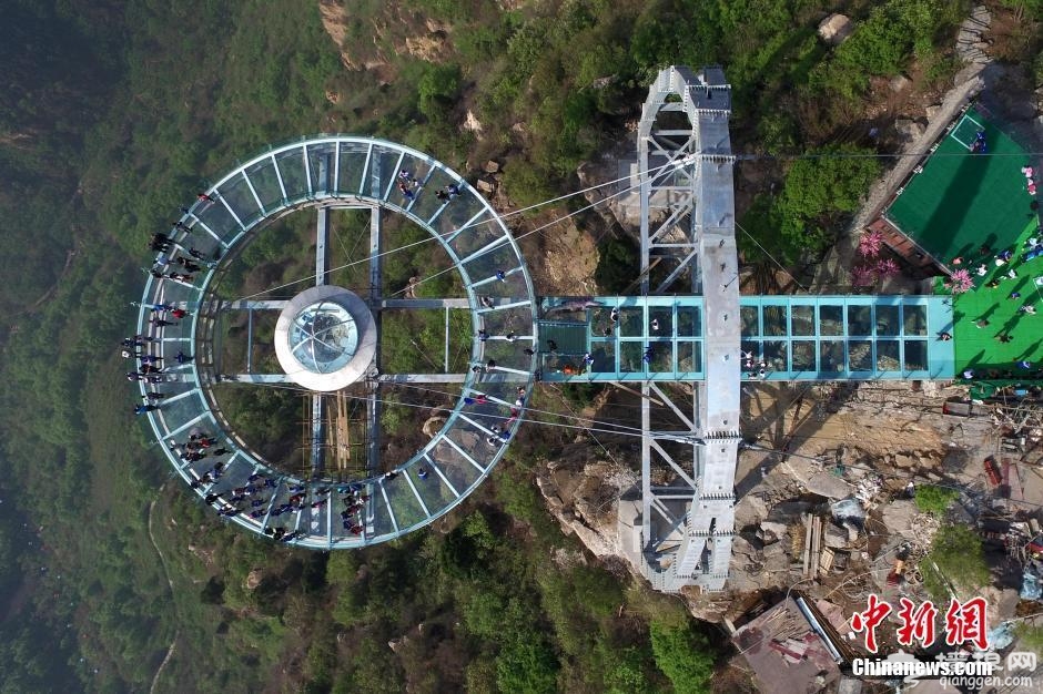 北京石林峡世界面积最大玻璃观景平台迎客[墙根网]