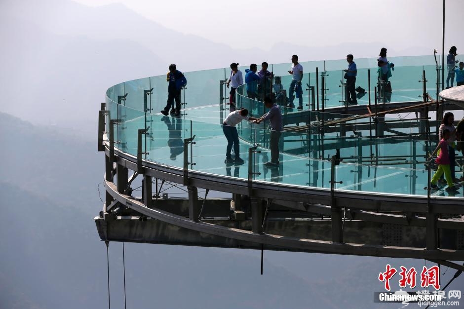 北京石林峡世界面积最大玻璃观景平台迎客[墙根网]
