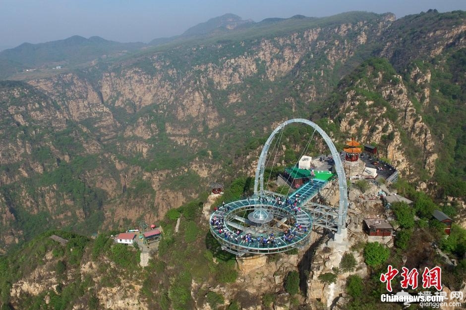 北京石林峡世界面积最大玻璃观景平台迎客[墙根网]