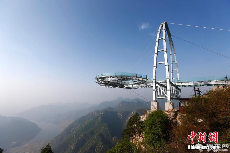 北京石林峡世界面积最大玻璃观景平台迎客[墙根网]