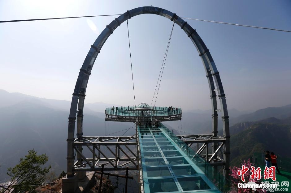北京石林峡世界面积最大玻璃观景平台迎客[墙根网]