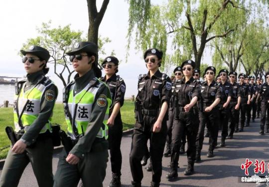 杭州西湖G20女子巡逻队亮相 网友：添美景