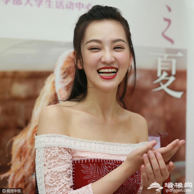 武大校花清纯不再 装扮暴露表情丰富[墙根网]
