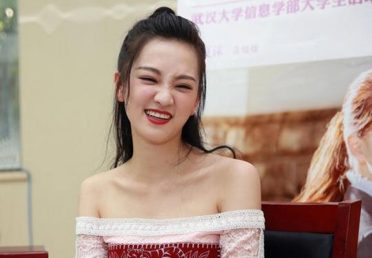 武大校花清纯不再 装扮暴露表情丰富