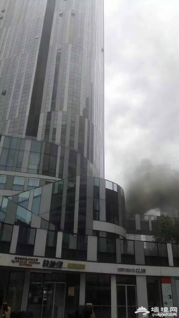 网曝北京三里屯soho突发火灾 现场浓烟滚滚