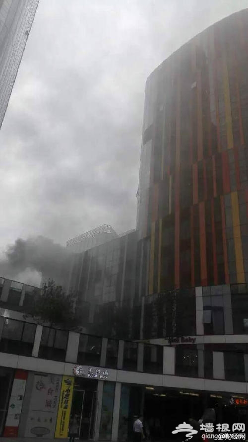 网曝北京三里屯soho突发火灾 现场浓烟滚滚