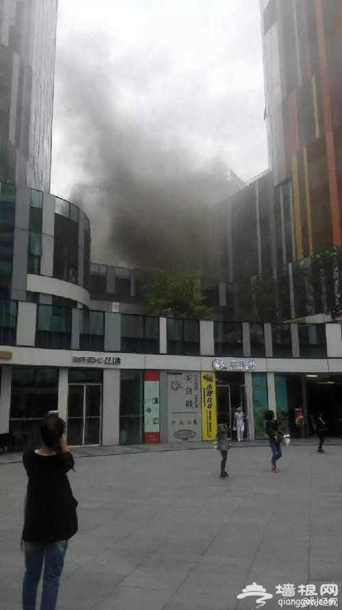 网曝北京三里屯soho突发火灾 现场浓烟滚滚