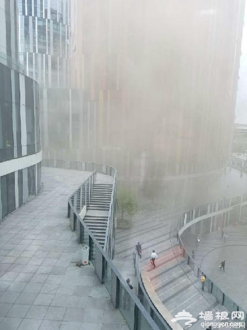 网曝北京三里屯soho突发火灾 现场浓烟滚滚