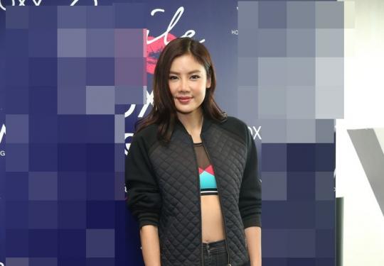 乐基儿内穿泳衣露蛮腰 赞黎明处理危机专业