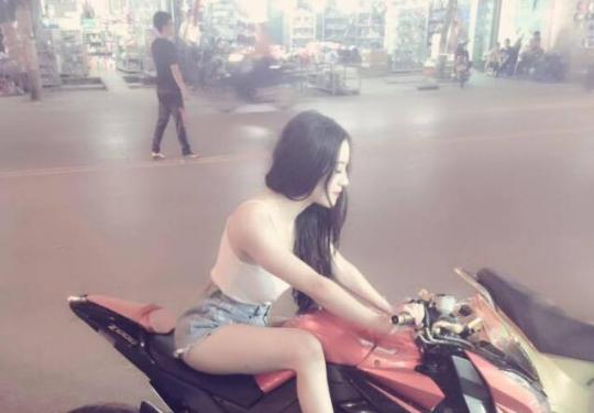 越南街头美艳机车妹 火辣身材狂吸睛