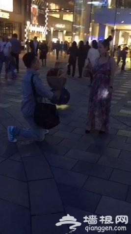 网曝三里屯男子尴尬表白现场 喊话喇叭传出收废品叫卖声[墙根网]