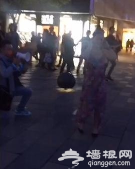 网曝三里屯男子尴尬表白现场 喊话喇叭传出收废品叫卖声[墙根网]