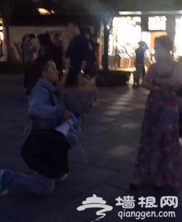 网曝三里屯男子尴尬表白现场 喊话喇叭传出收废品叫卖声[墙根网]