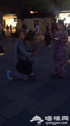 网曝三里屯男子尴尬表白现场 喊话喇叭传出收废品叫卖声[墙根网]