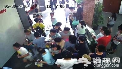 58同城北京总部遭10余人强闯堵门 泼泡面臭豆腐