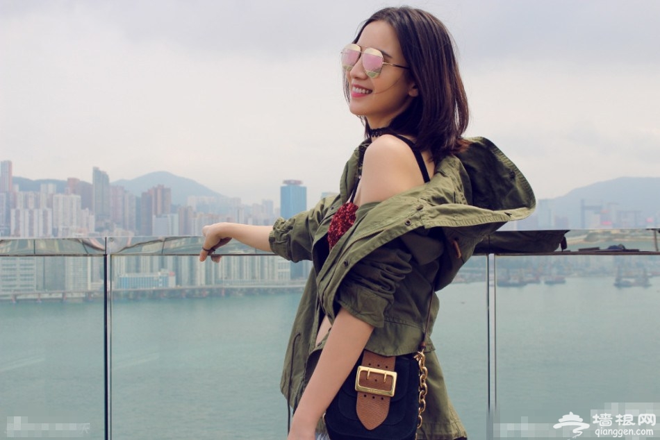 宋佳上衣滑落露香肩 内衣外露超诱人[墙根网]