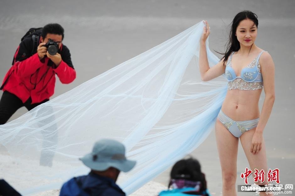 内衣超模青海茶卡盐湖拍大片 美丽“冻人”[墙根网]