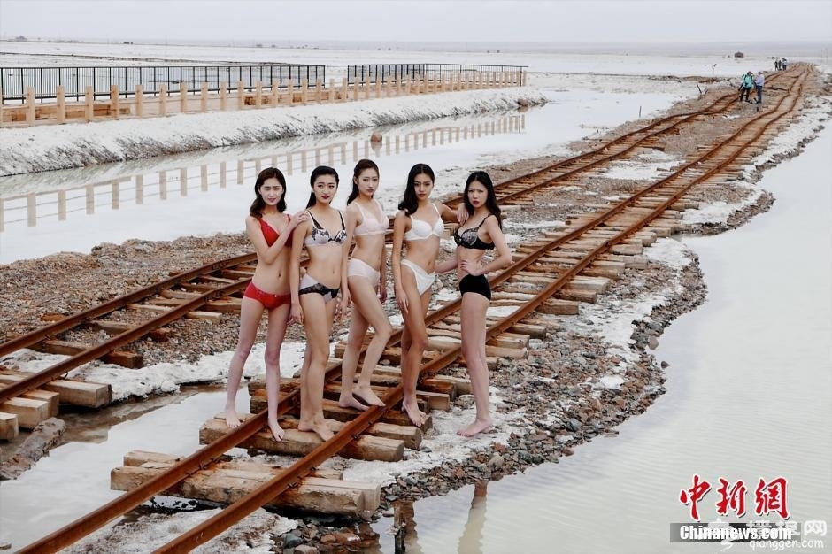 内衣超模青海茶卡盐湖拍大片 美丽“冻人”[墙根网]