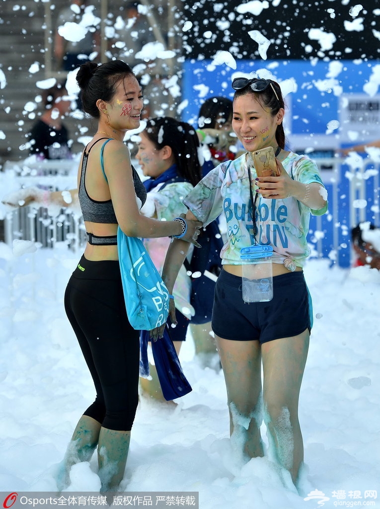 "泡泡跑"万人high翻天 比基尼美女狂吸睛[墙根网]
